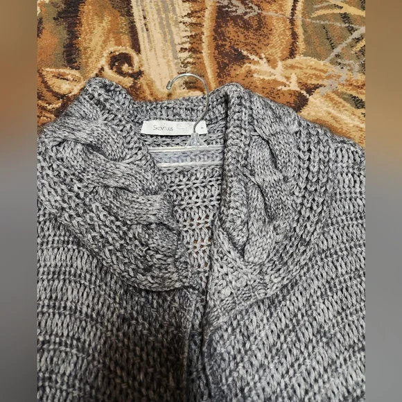 Sweater - Picture 7 of 10